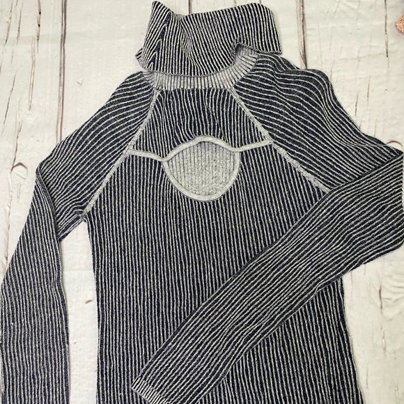 Gorgeous navy striped turtle neck! - Picture 1 of 1